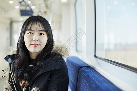 分钟亚洲人长发火车旅行大学生韩语背景图片