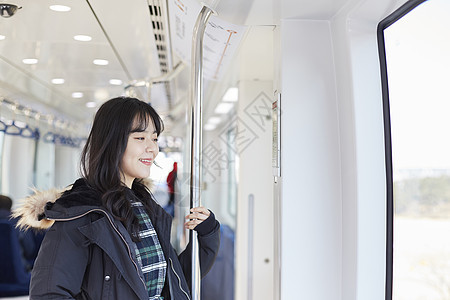 年轻美女大学生坐地铁图片