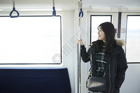 年轻美女大学生坐地铁图片