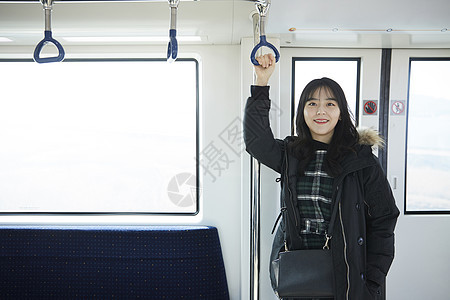 年轻美女大学生坐地铁图片