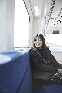 年轻女大学生在地铁上图片