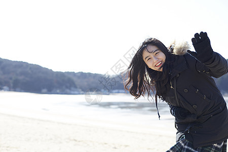 外出旅行游玩的年轻女性图片