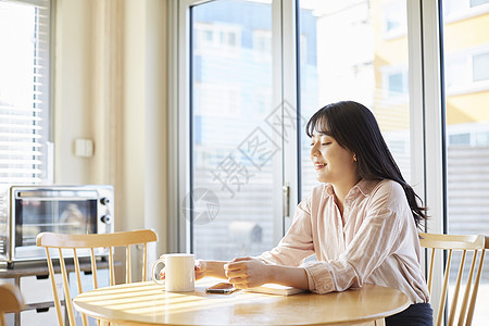 午后咖啡馆里喝咖啡放松的少女图片