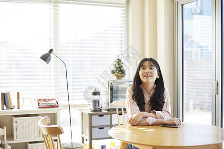 坐在咖啡馆里的女大学生图片