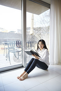 韩国年轻女子休息生活家庭阅读大学生韩语图片