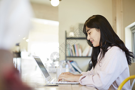 居家的清新女大学生图片