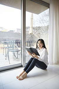 居家的清新女大学生图片