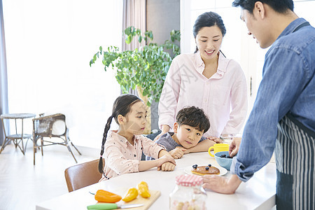 在家庭厨房里做饭的一家人图片