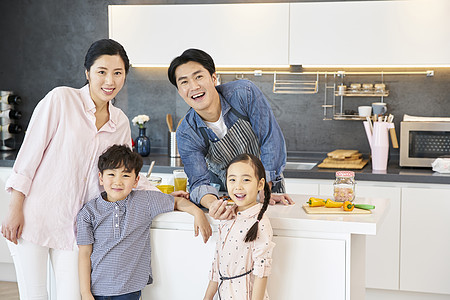 在家庭厨房里做饭的一家人图片