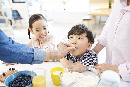 在家庭厨房里做饭的一家人图片