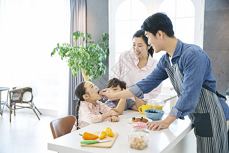 在家庭厨房里做饭的一家人图片