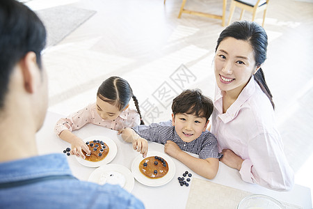 在厨房里跟父母一起做甜品的小朋友图片