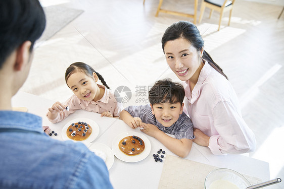 前视图兄弟姐妹有趣的家生活家庭韩语图片