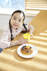 小孩吃小蛋糕早餐图片
