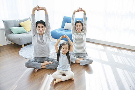 客厅可爱幸福的一家人做瑜伽图片