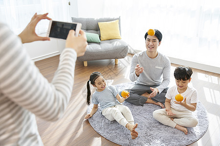 照相手机橙色客厅家生活家庭韩语图片
