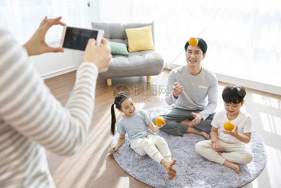 照相手机橙色客厅家生活家庭韩语图片