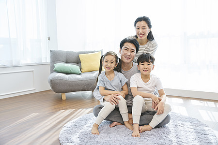 一家人在客厅地板上玩耍的欢乐时光图片素材