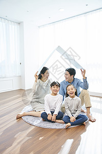 一家人在客厅地板上玩耍的欢乐时光图片