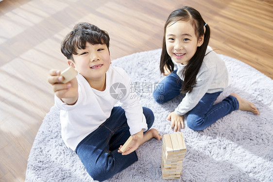 神谕户外的家庭生活兄弟朋友孩子韩国人图片