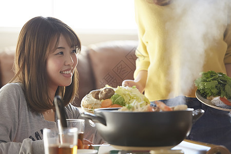 闺蜜在家里聚餐吃火锅图片