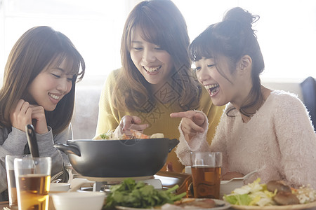 闺蜜在家里聚餐吃火锅图片