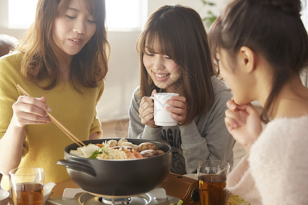 闺蜜在家里聚餐吃火锅图片