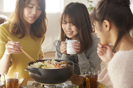 闺蜜在家里聚餐吃火锅图片