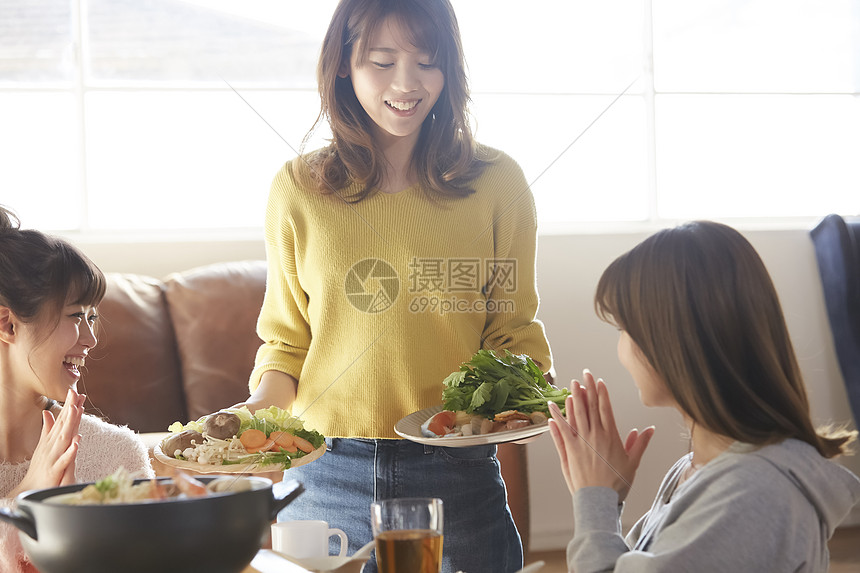 闺蜜在家里聚餐吃火锅图片