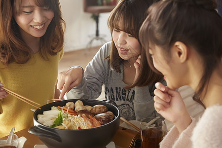 闺蜜在家里聚餐吃火锅图片