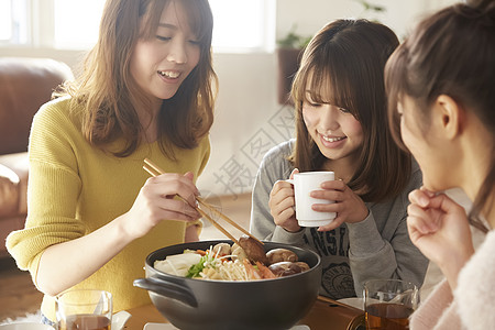 闺蜜在家里聚餐吃火锅图片