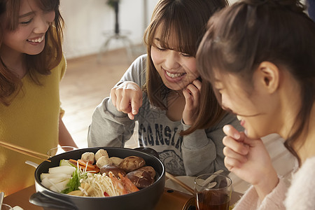 闺蜜在家里聚餐吃火锅图片