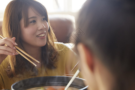 闺蜜在家里聚餐吃火锅图片