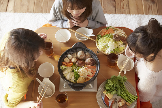 闺蜜在家里聚餐吃火锅图片