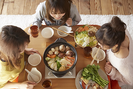 闺蜜在家里聚餐吃火锅图片