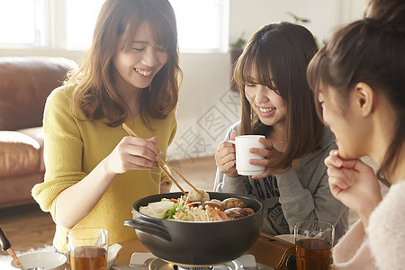 闺蜜在家里聚餐吃火锅图片