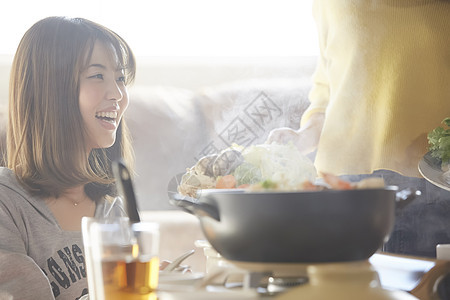 闺蜜在家里聚餐吃火锅图片