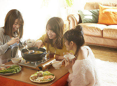 闺蜜在家里聚餐吃火锅图片