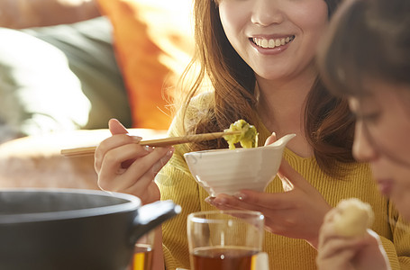 室内家居女孩们一起在家开心的吃火锅背景