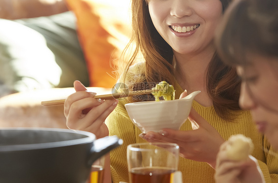 女孩们一起在家开心的吃火锅图片