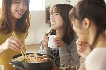 女孩们一起在家开心的吃火锅图片