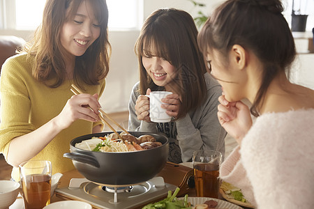 女孩们一起在家开心的吃火锅图片