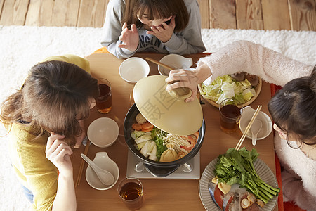 年轻女孩火锅聚会图片