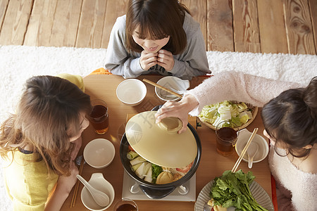 年轻女孩火锅聚会图片