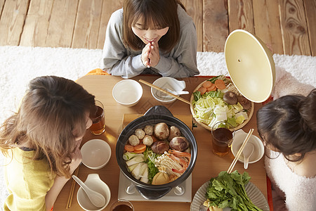 年轻女孩火锅聚会图片