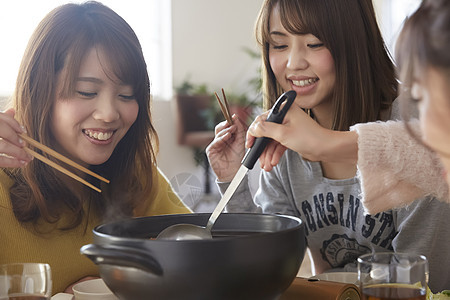 年轻女孩火锅聚会图片