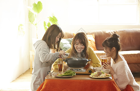 年轻女孩火锅聚会图片