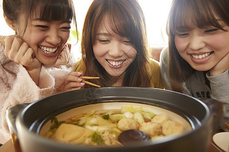 年轻女孩火锅聚会图片