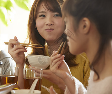 年轻女孩火锅聚会图片