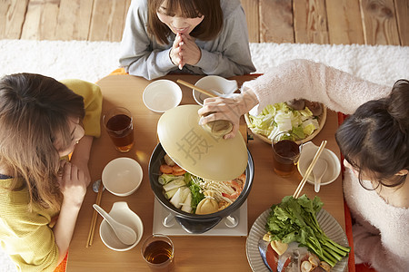 年轻女孩火锅聚会图片